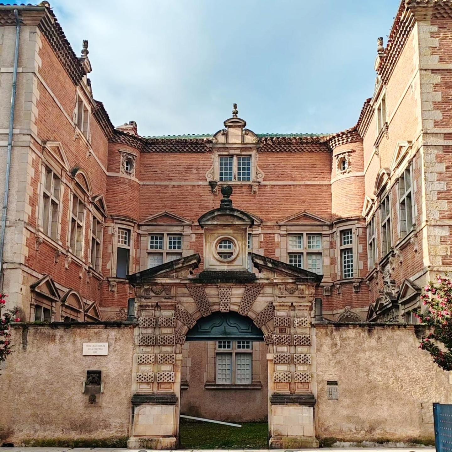 Appartement Bulle D'Antan En Coeur De Ville - Monument Classe Historique - Grand Jaccuzi Кастр Екстериор снимка